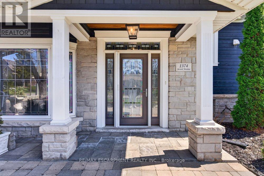 1374 Secord Avenue, Oakville, Ontario  L6L 2L1 - Photo 2 - W12978376