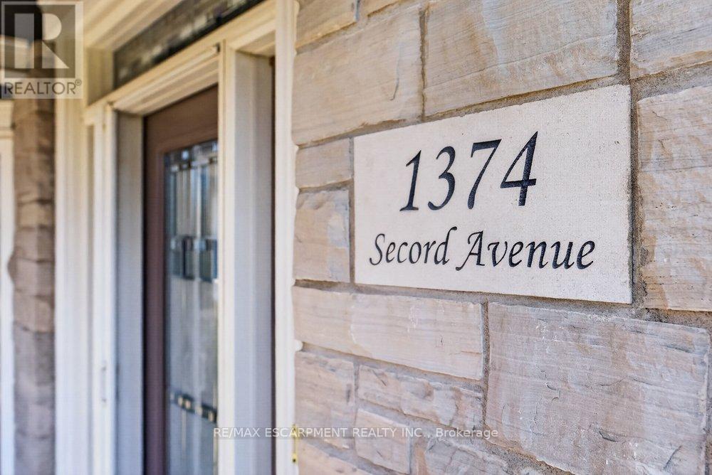 1374 Secord Avenue, Oakville, Ontario  L6L 2L1 - Photo 3 - W12978376