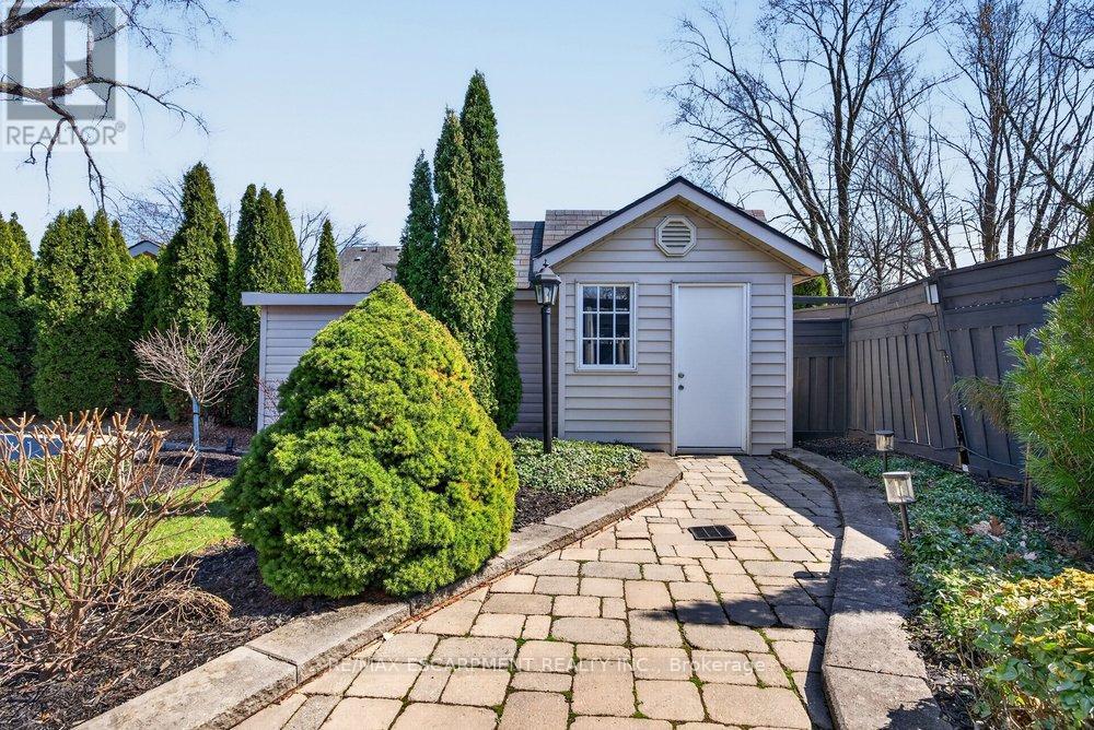 1374 Secord Avenue, Oakville, Ontario  L6L 2L1 - Photo 33 - W12978376