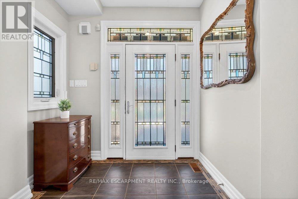 1374 Secord Avenue, Oakville, Ontario  L6L 2L1 - Photo 4 - W12978376