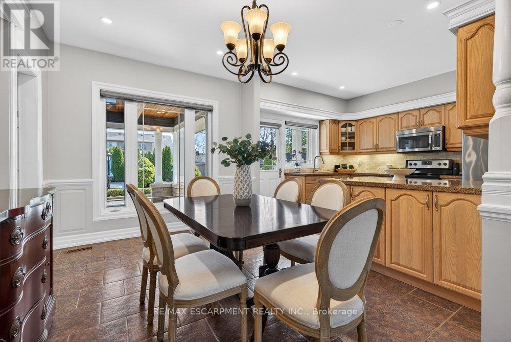 1374 Secord Avenue, Oakville, Ontario  L6L 2L1 - Photo 7 - W12978376