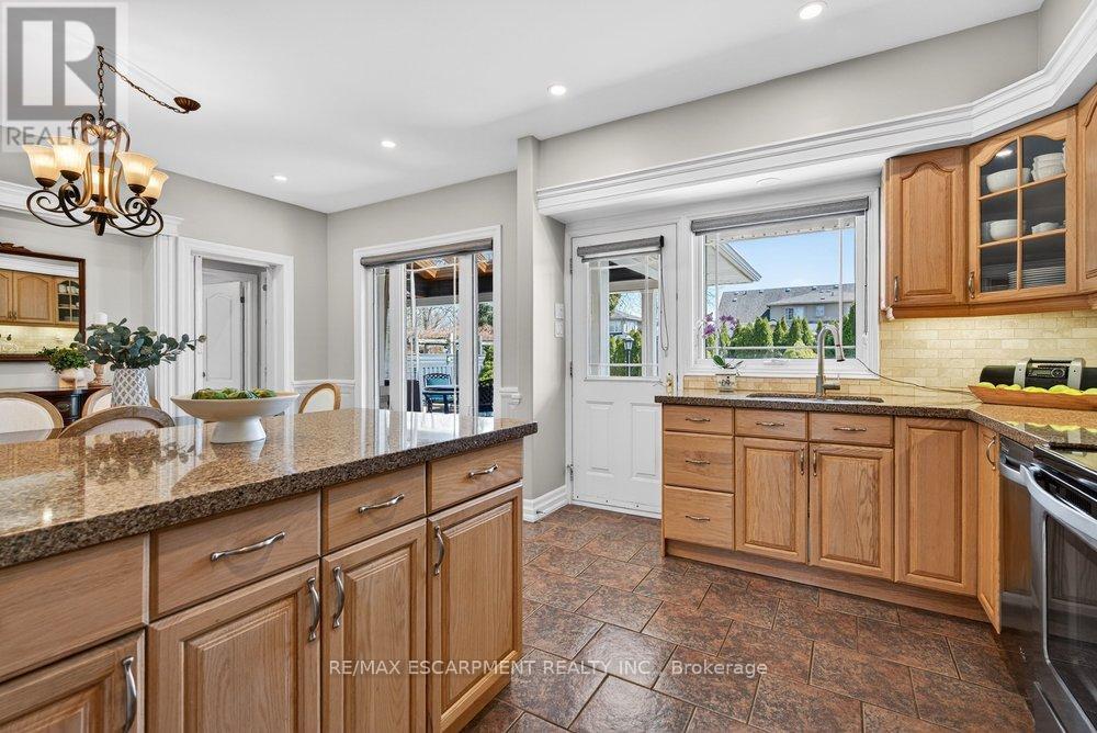 1374 Secord Avenue, Oakville, Ontario  L6L 2L1 - Photo 9 - W12978376