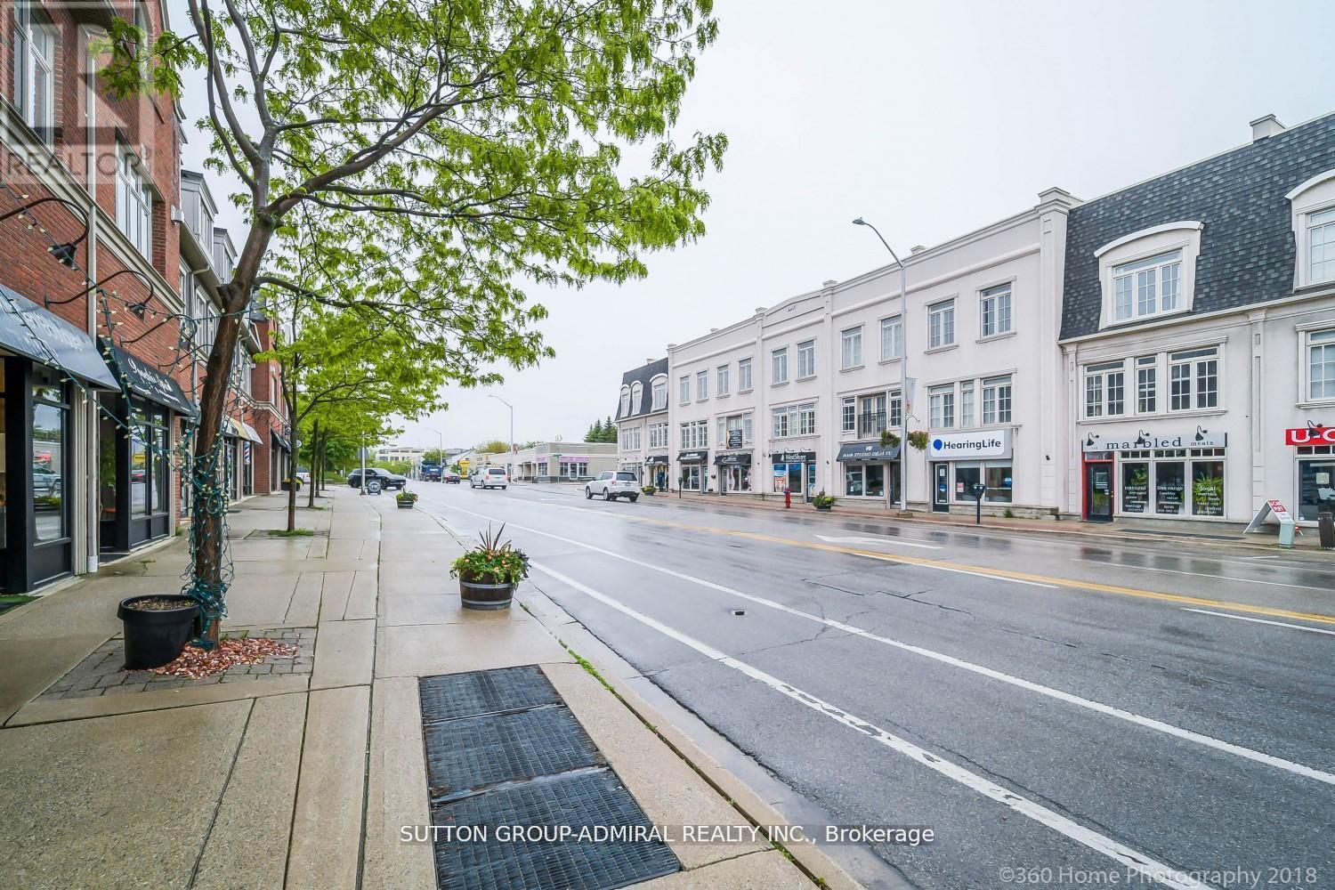 104 Lakeshore Road W, Oakville, Ontario  L6K 1E3 - Photo 10 - W12978382