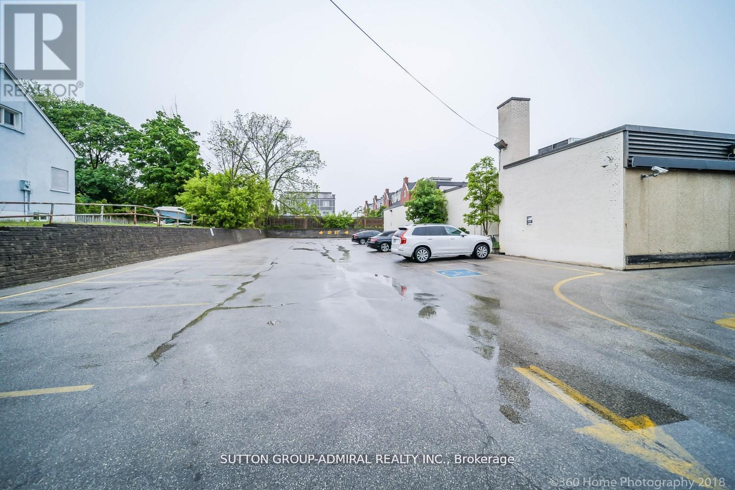 104 Lakeshore Road W, Oakville, Ontario  L6K 1E3 - Photo 3 - W12978382