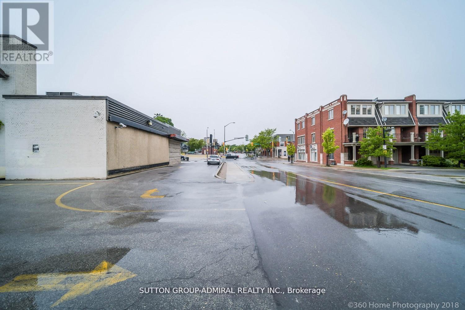 104 Lakeshore Road W, Oakville, Ontario  L6K 1E3 - Photo 6 - W12978382