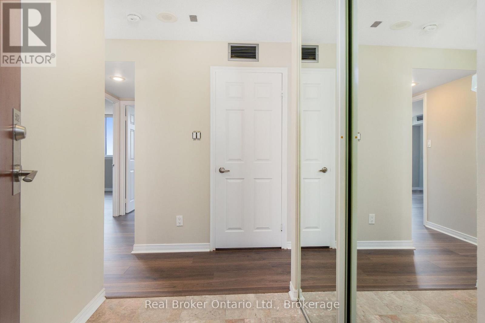 502 - 880 Dundas Street W, Mississauga, Ontario  L5C 4H3 - Photo 3 - W12978514