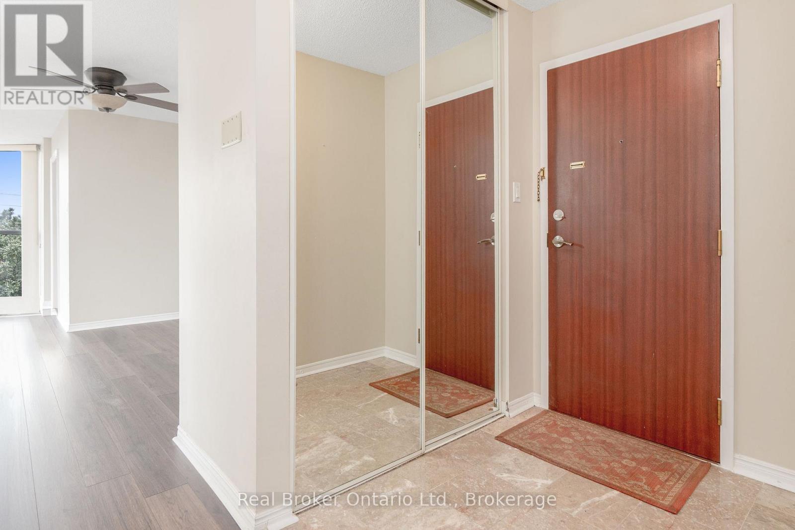 502 - 880 Dundas Street W, Mississauga, Ontario  L5C 4H3 - Photo 4 - W12978514