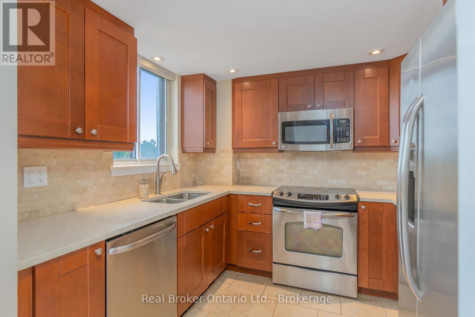 502 - 880 Dundas Street W, Mississauga, Ontario  L5C 4H3 - Photo 9 - W12978514