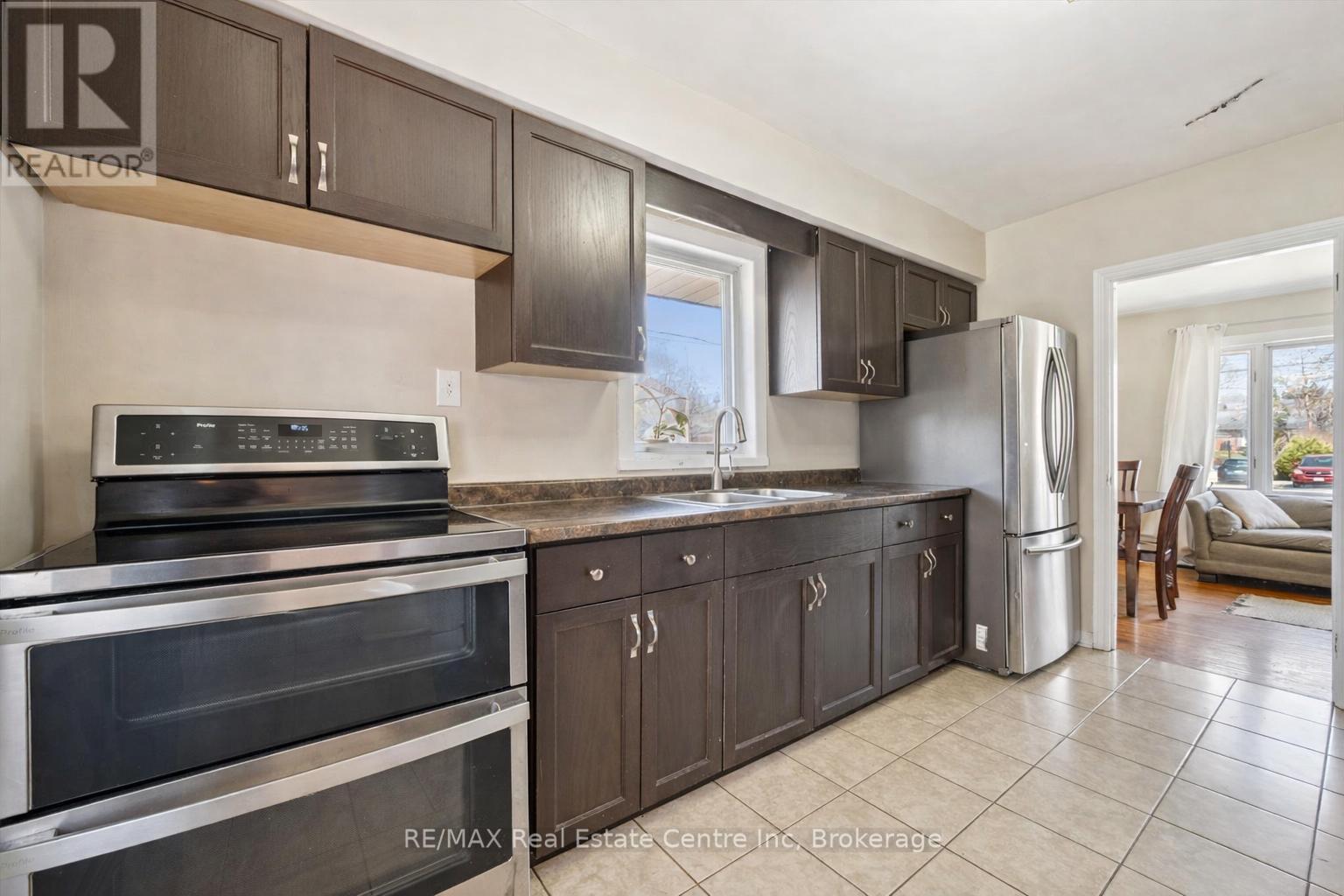 58 Vancouver Drive, Guelph, Ontario  N1E 2E9 - Photo 4 - X12978504