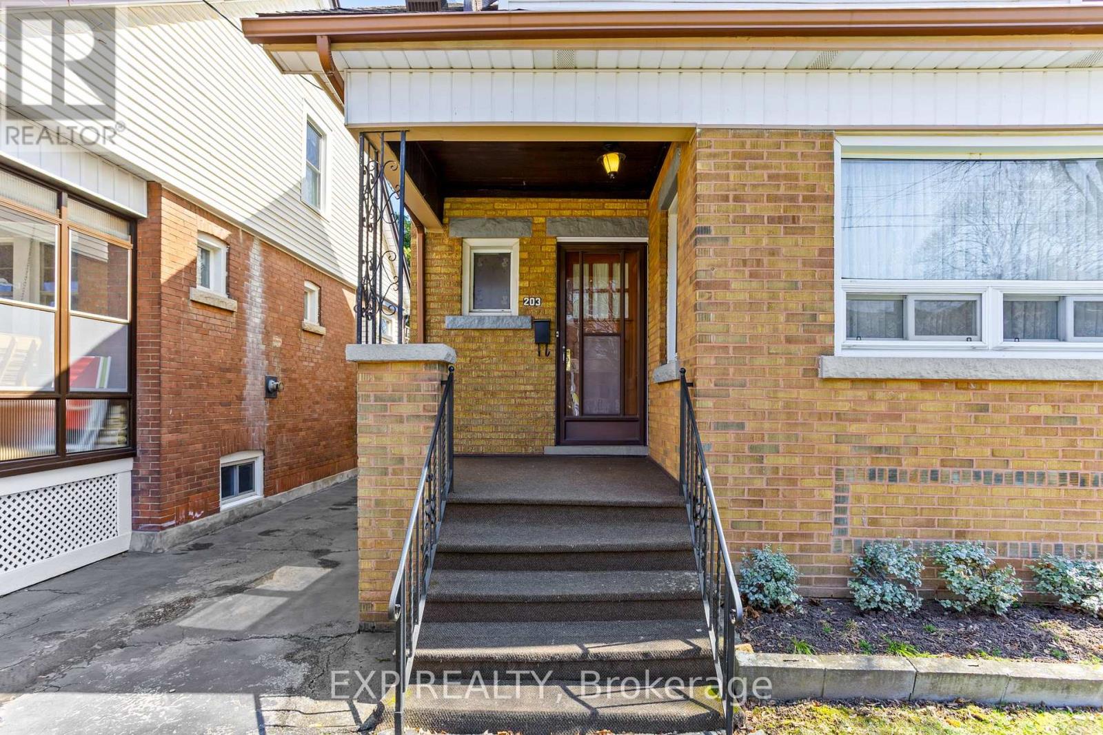 203 Balmoral Avenue S, Hamilton, Ontario  L8M 3K5 - Photo 3 - X12978330