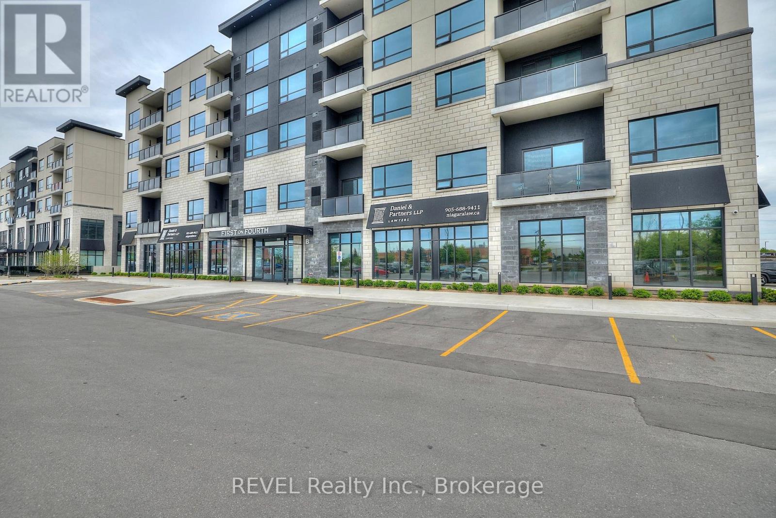 207 - 300b Fourth Avenue, St. Catharines, Ontario  L2S 0E6 - Photo 2 - X12978508