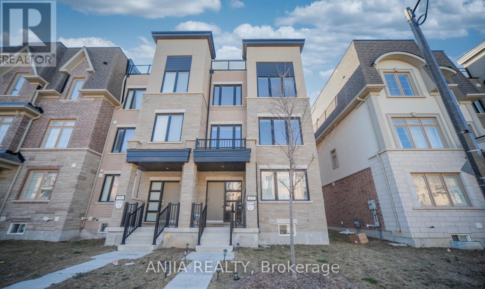 17 William Shearn Crescent S, Markham, Ontario  L6C 3J3 - Photo 4 - N12948722