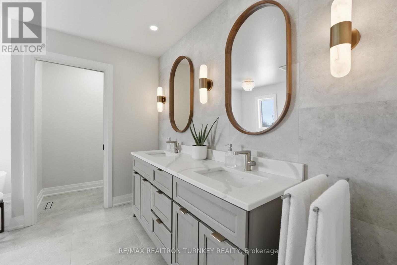 668 Foxcroft Boulevard, Newmarket, Ontario  L3X 1N3 - Photo 8 - N12827468