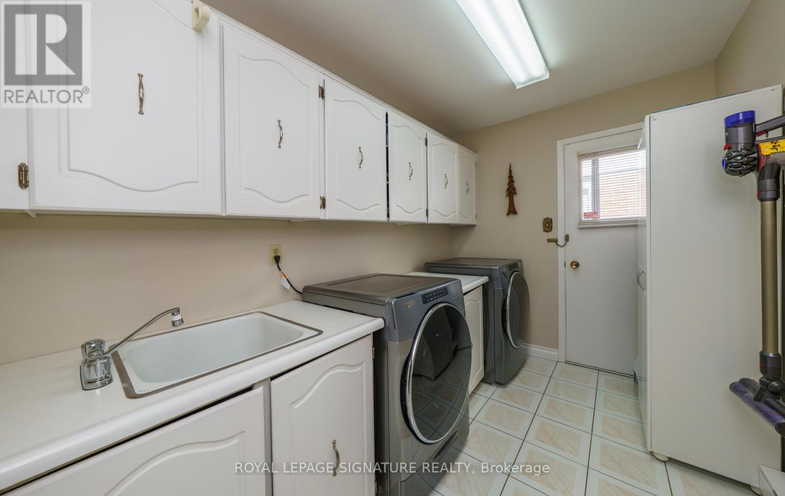 61 Barrydale Crescent, Toronto, Ontario  M3B 3E3 - Photo 14 - C12978598