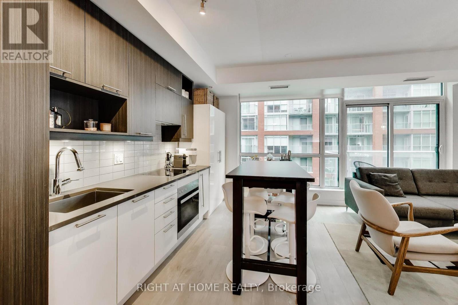 416 - 30 Nelson Street, Toronto, Ontario  M5V 0H5 - Photo 6 - C12978624