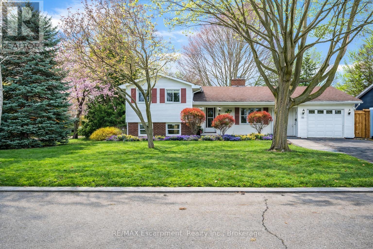 15 HARVEST LANE, Brantford, Ontario