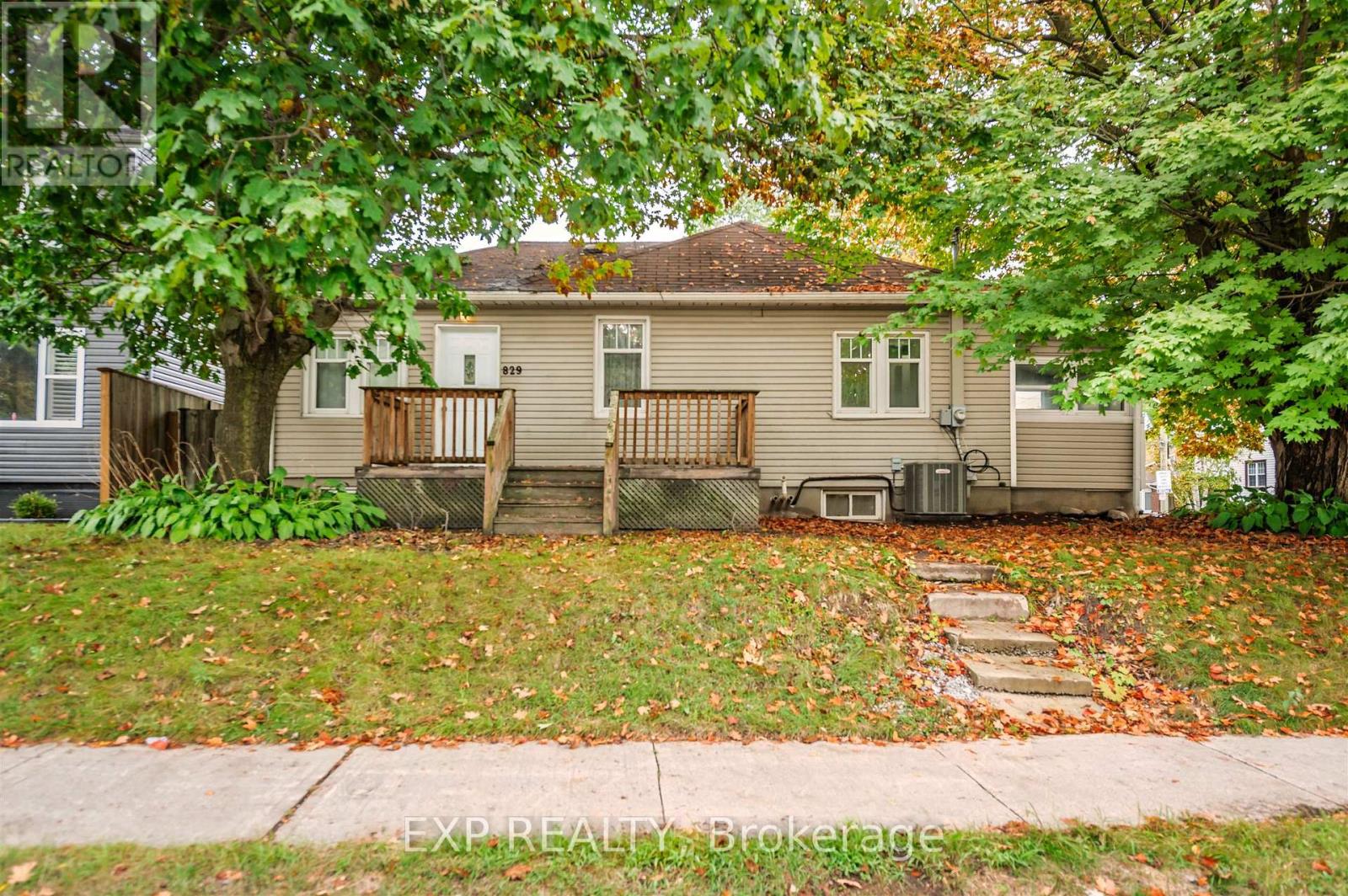 829 Athol Street, Whitby, Ontario  L1N 4A1 - Photo 1 - E12978498