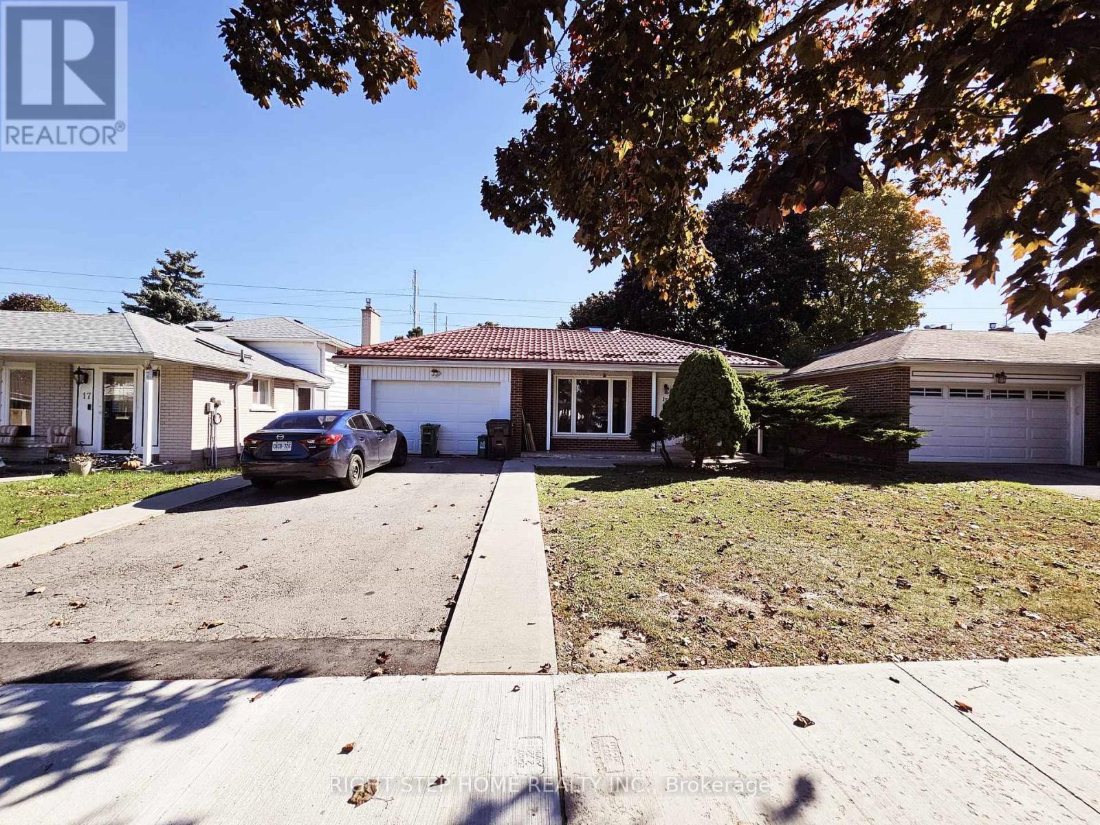 35 DOLLY VARDEN BOULEVARD, Toronto, Ontario