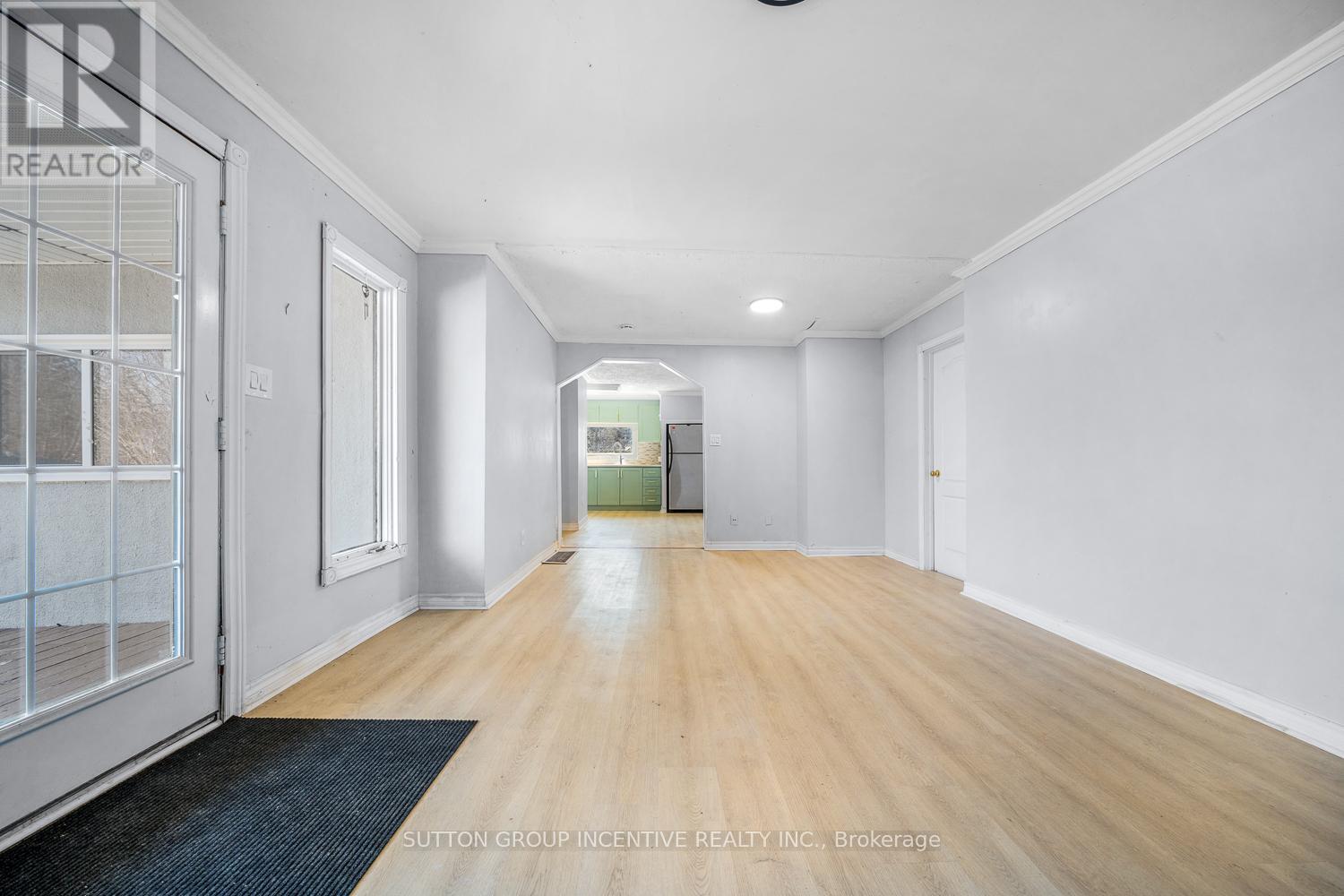 300 Metro Road N, Georgina, Ontario  L4P 3C8 - Photo 4 - N12978566