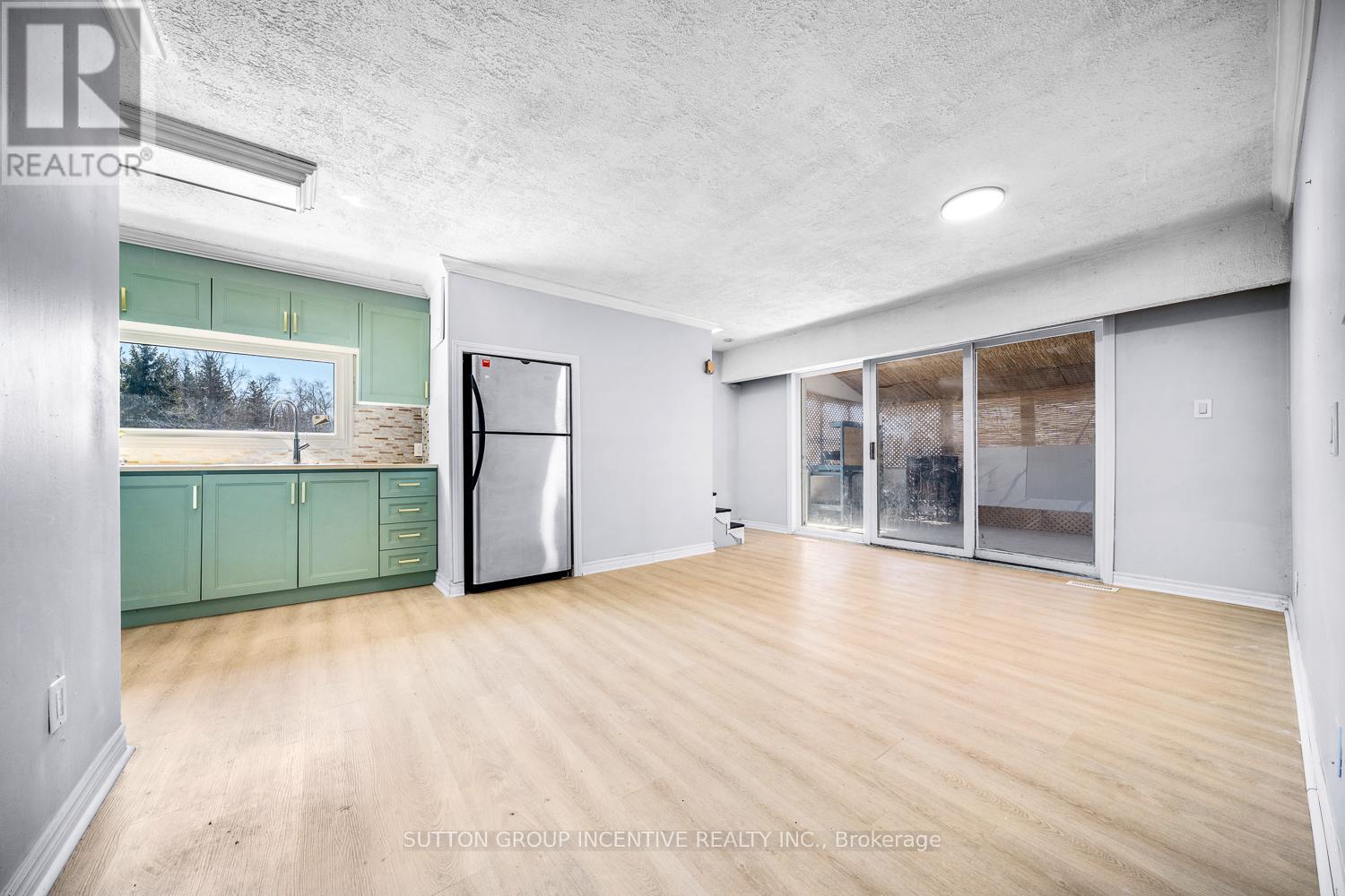 300 Metro Road N, Georgina, Ontario  L4P 3C8 - Photo 9 - N12978566