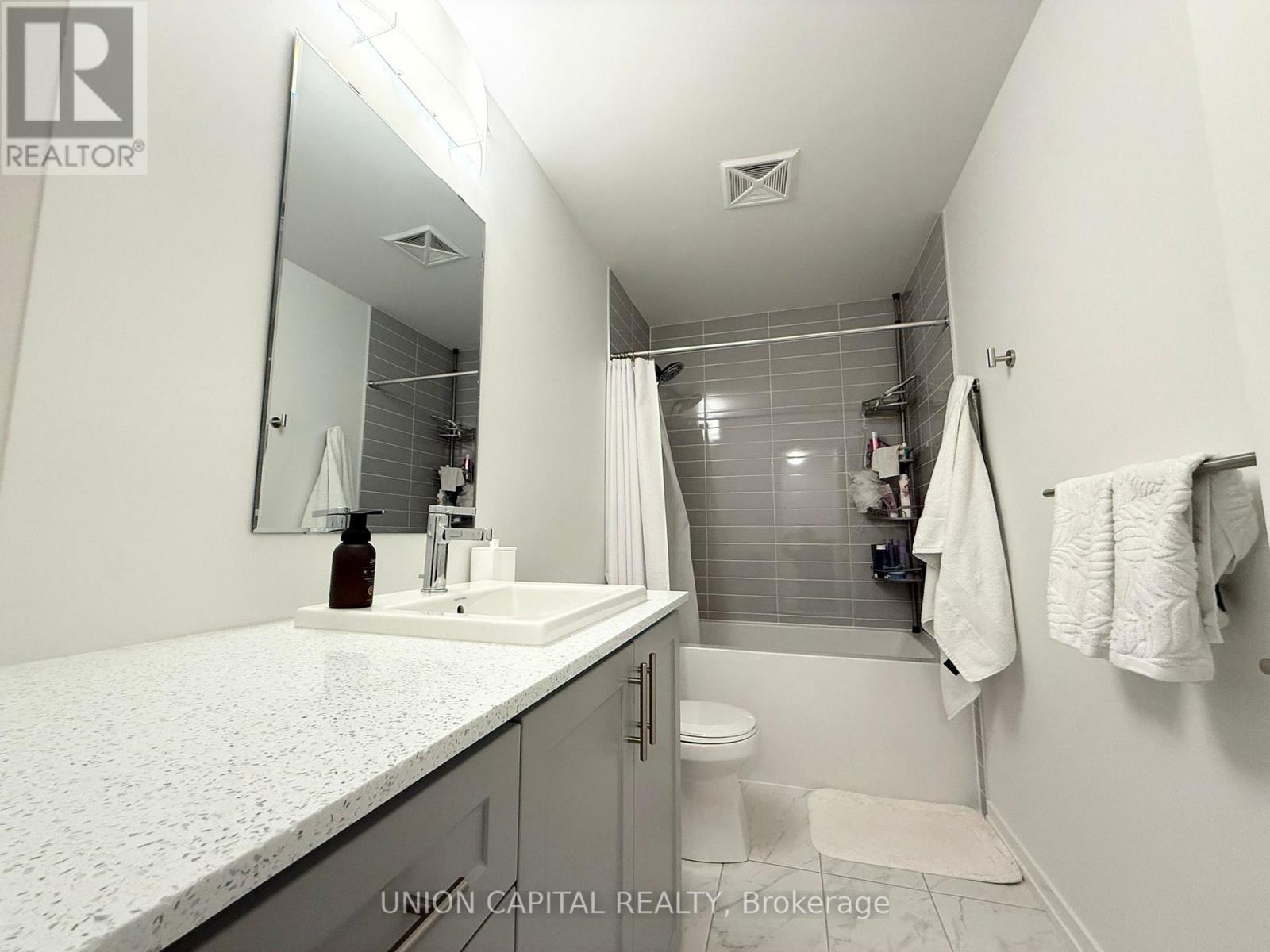 4 - 24 Lytham Green Circle, Newmarket, Ontario  L3Y 0H4 - Photo 15 - N12978712