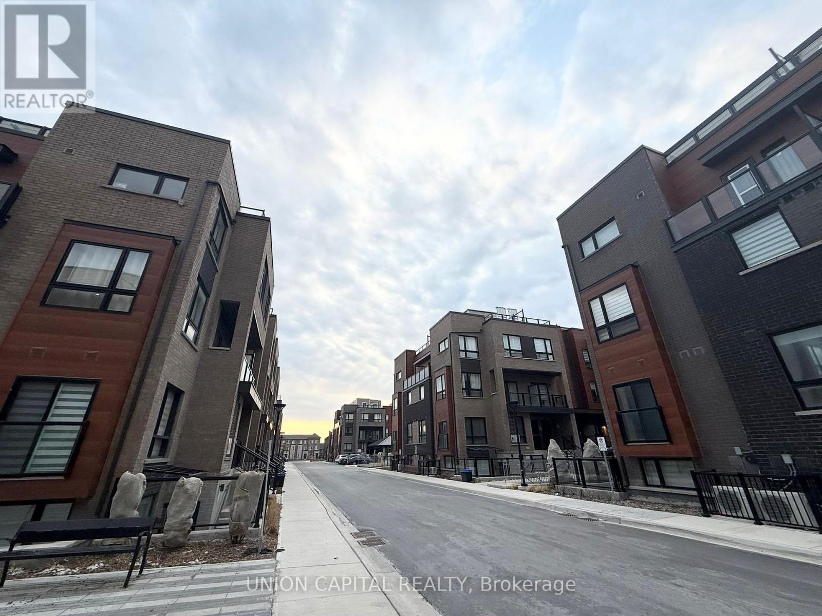 4 - 24 Lytham Green Circle, Newmarket, Ontario  L3Y 0H4 - Photo 25 - N12978712