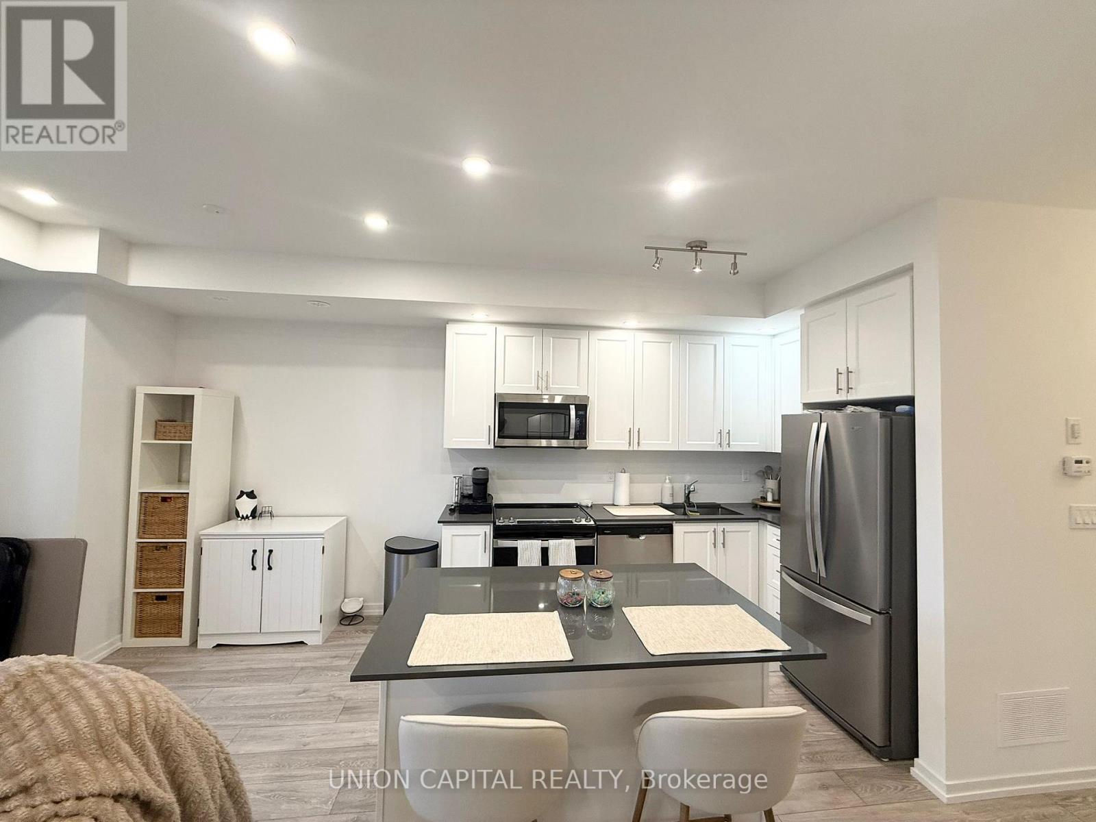 4 - 24 Lytham Green Circle, Newmarket, Ontario  L3Y 0H4 - Photo 3 - N12978712