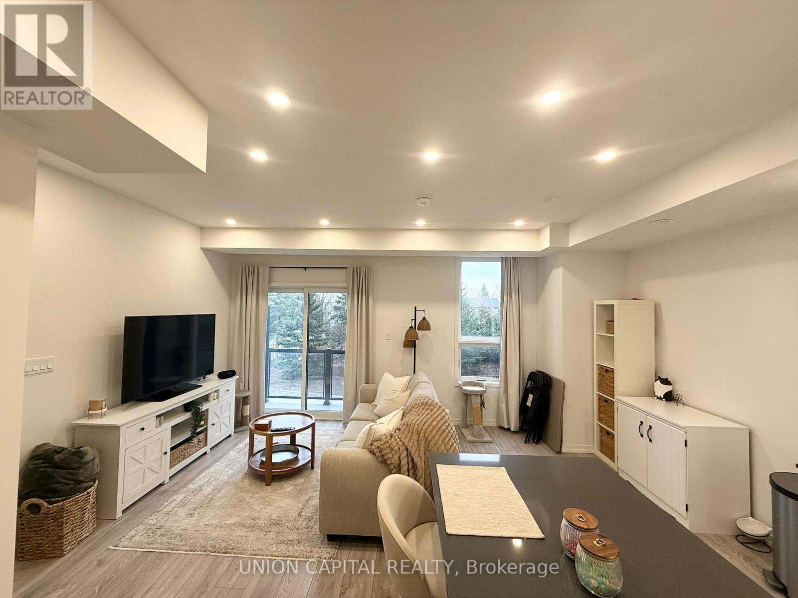 4 - 24 Lytham Green Circle, Newmarket, Ontario  L3Y 0H4 - Photo 4 - N12978712