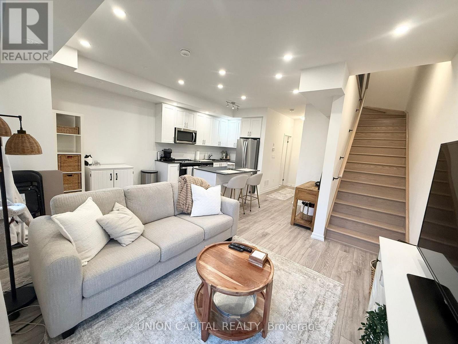 4 - 24 Lytham Green Circle, Newmarket, Ontario  L3Y 0H4 - Photo 6 - N12978712