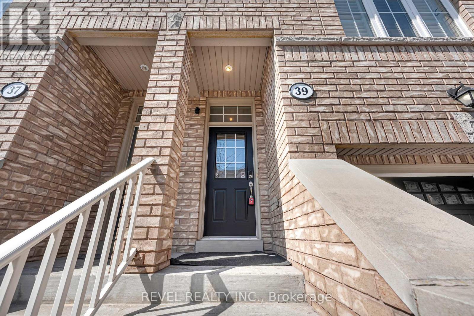 39 Martinworth Lane, Ajax, Ontario  L1Z 0L1 - Photo 4 - E12976578