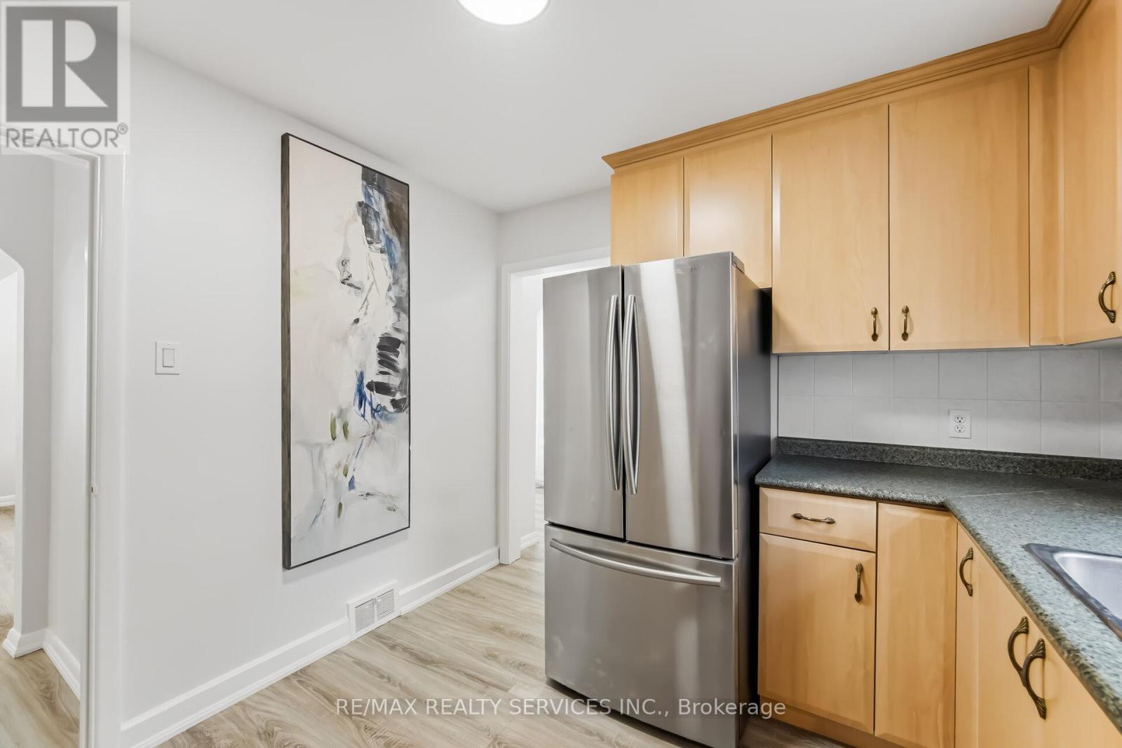 6 Bonnyview Drive, Toronto, Ontario  M8Y 3G6 - Photo 13 - W12978422