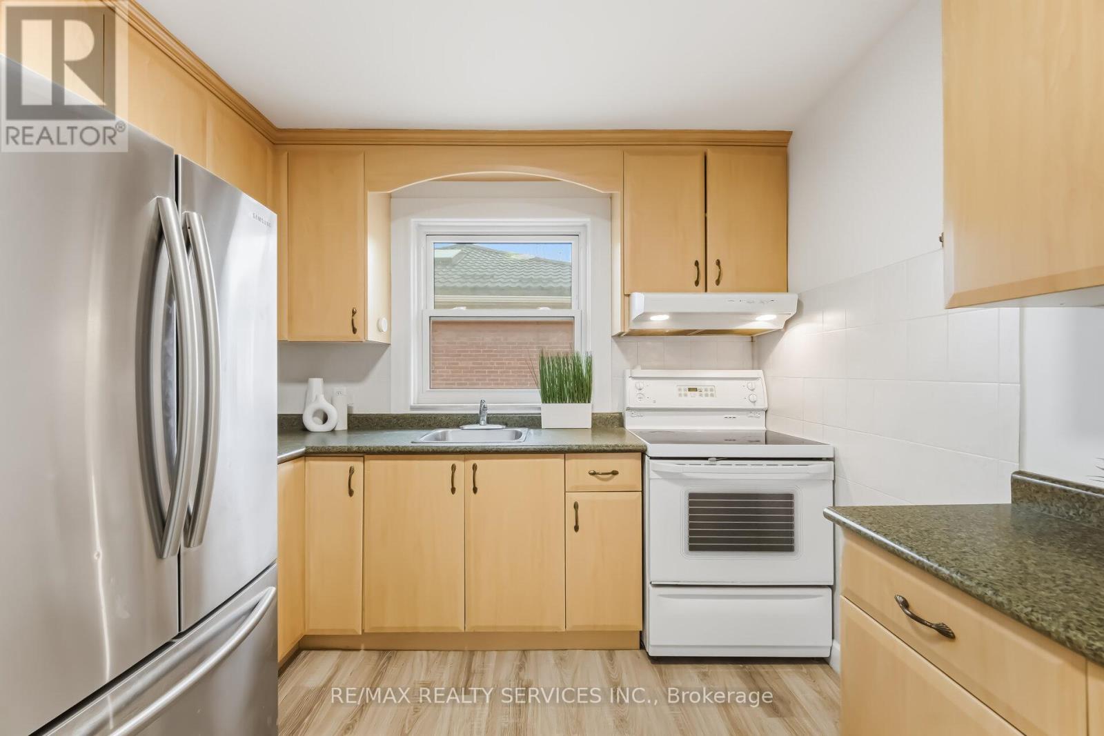 6 Bonnyview Drive, Toronto, Ontario  M8Y 3G6 - Photo 14 - W12978422