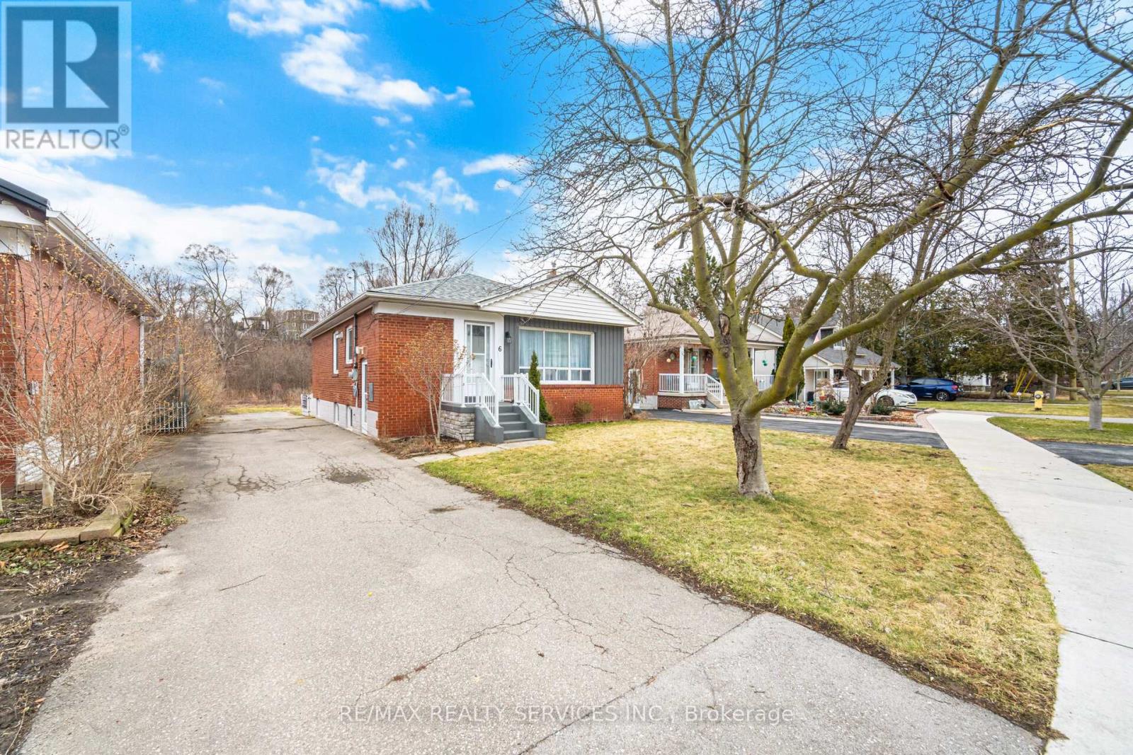 6 Bonnyview Drive, Toronto, Ontario  M8Y 3G6 - Photo 2 - W12978422