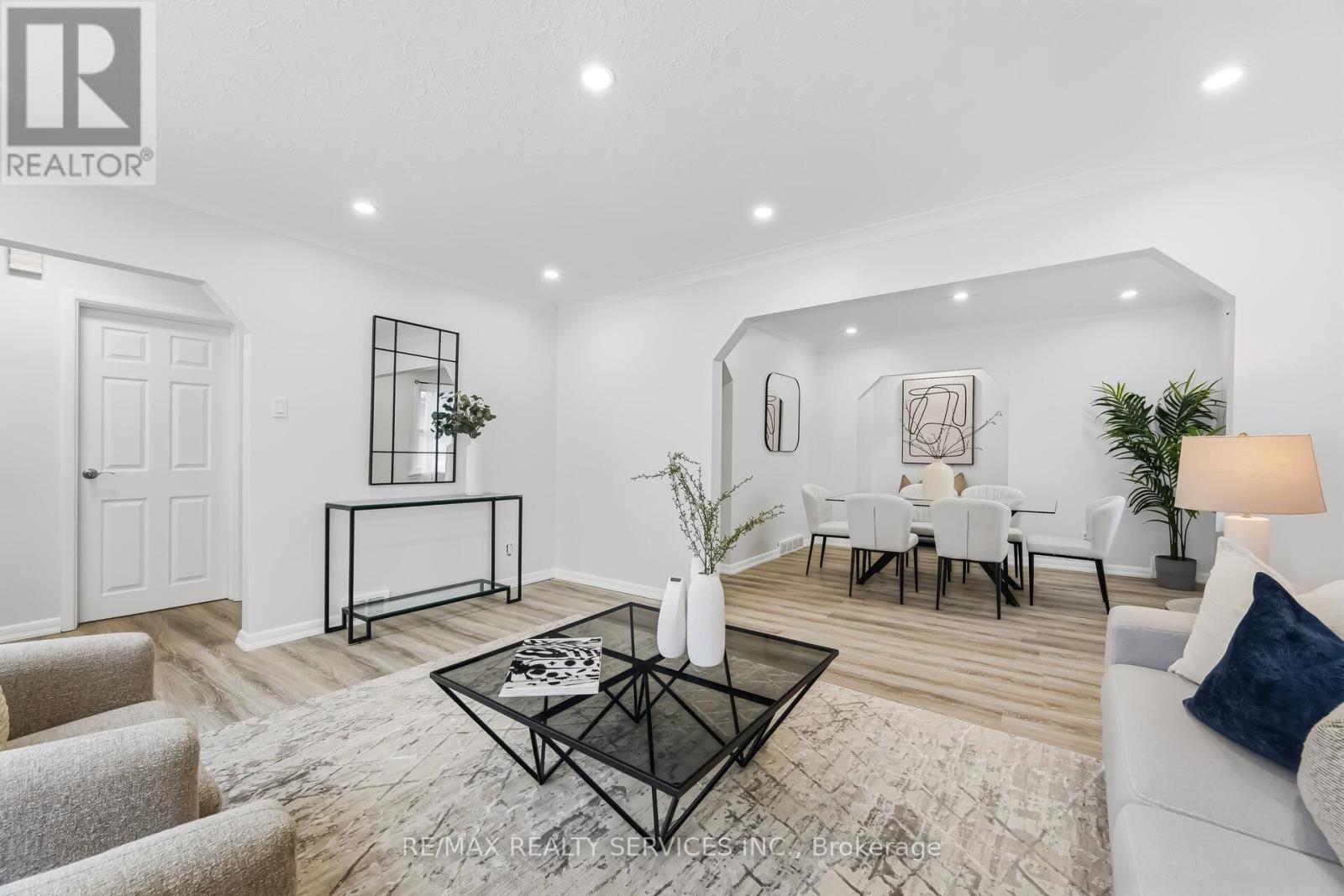 6 Bonnyview Drive, Toronto, Ontario  M8Y 3G6 - Photo 9 - W12978422