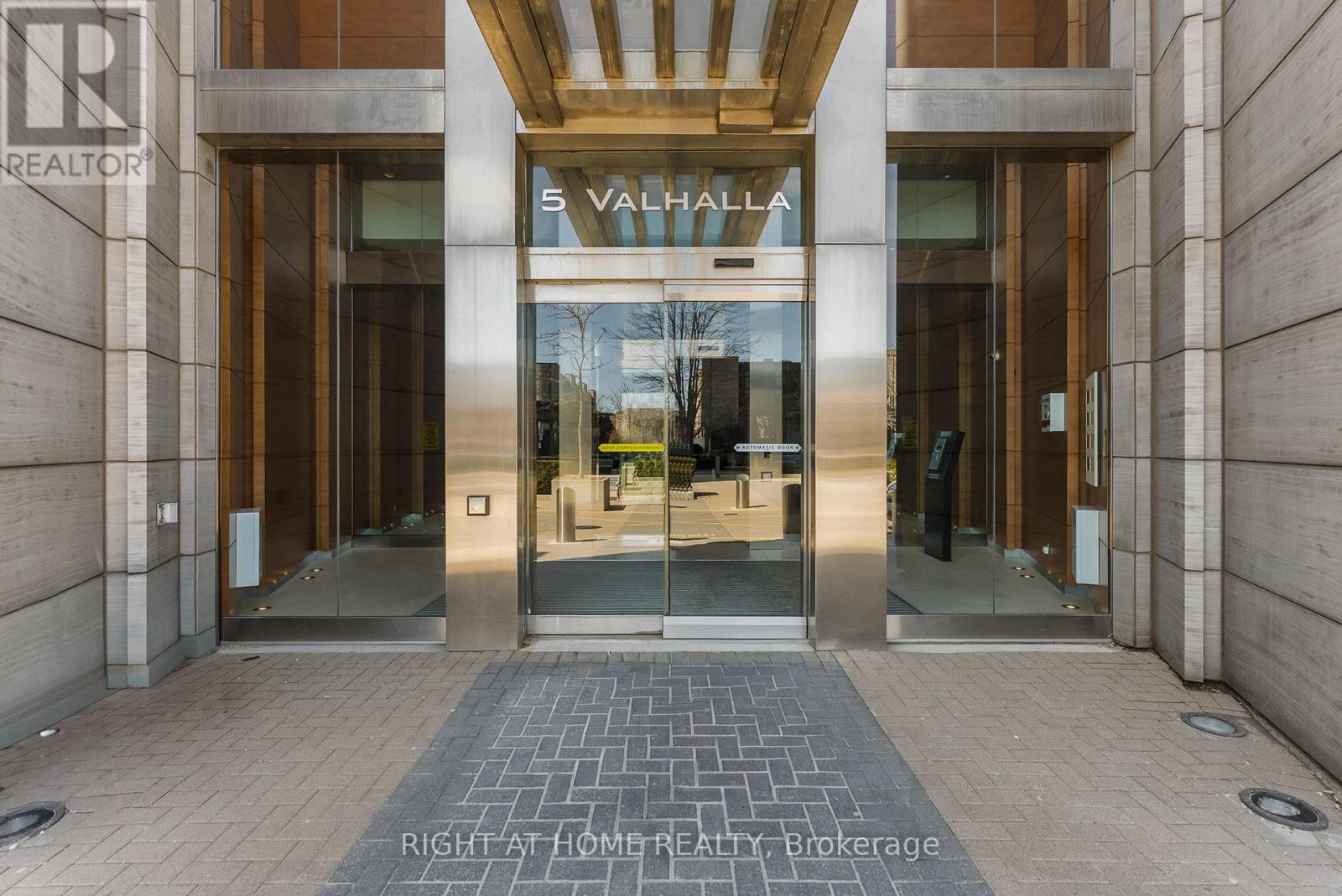 2801 - 5 Valhalla Inn Road, Toronto, Ontario  M9B 0B1 - Photo 2 - W12978462