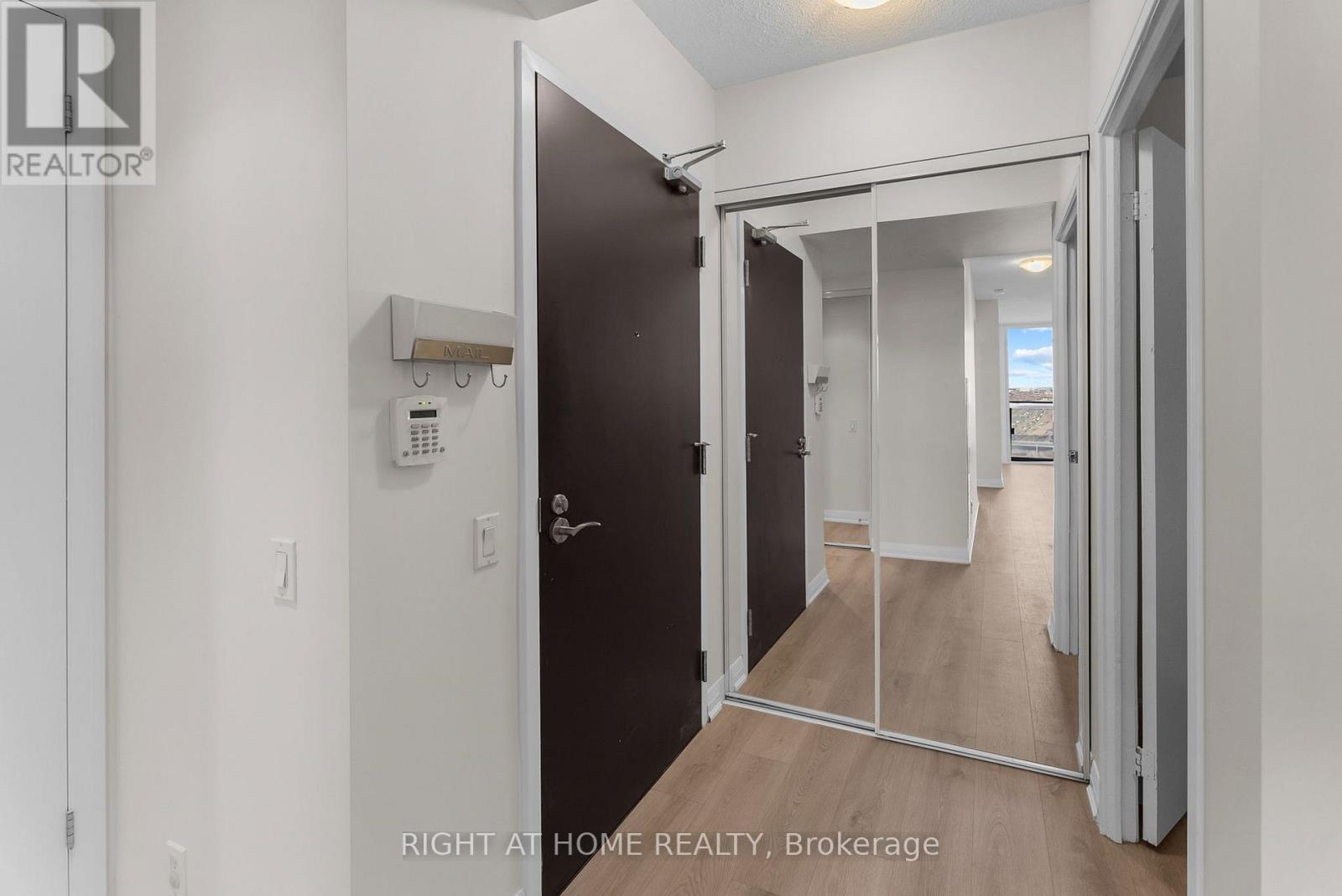 2801 - 5 Valhalla Inn Road, Toronto, Ontario  M9B 0B1 - Photo 4 - W12978462