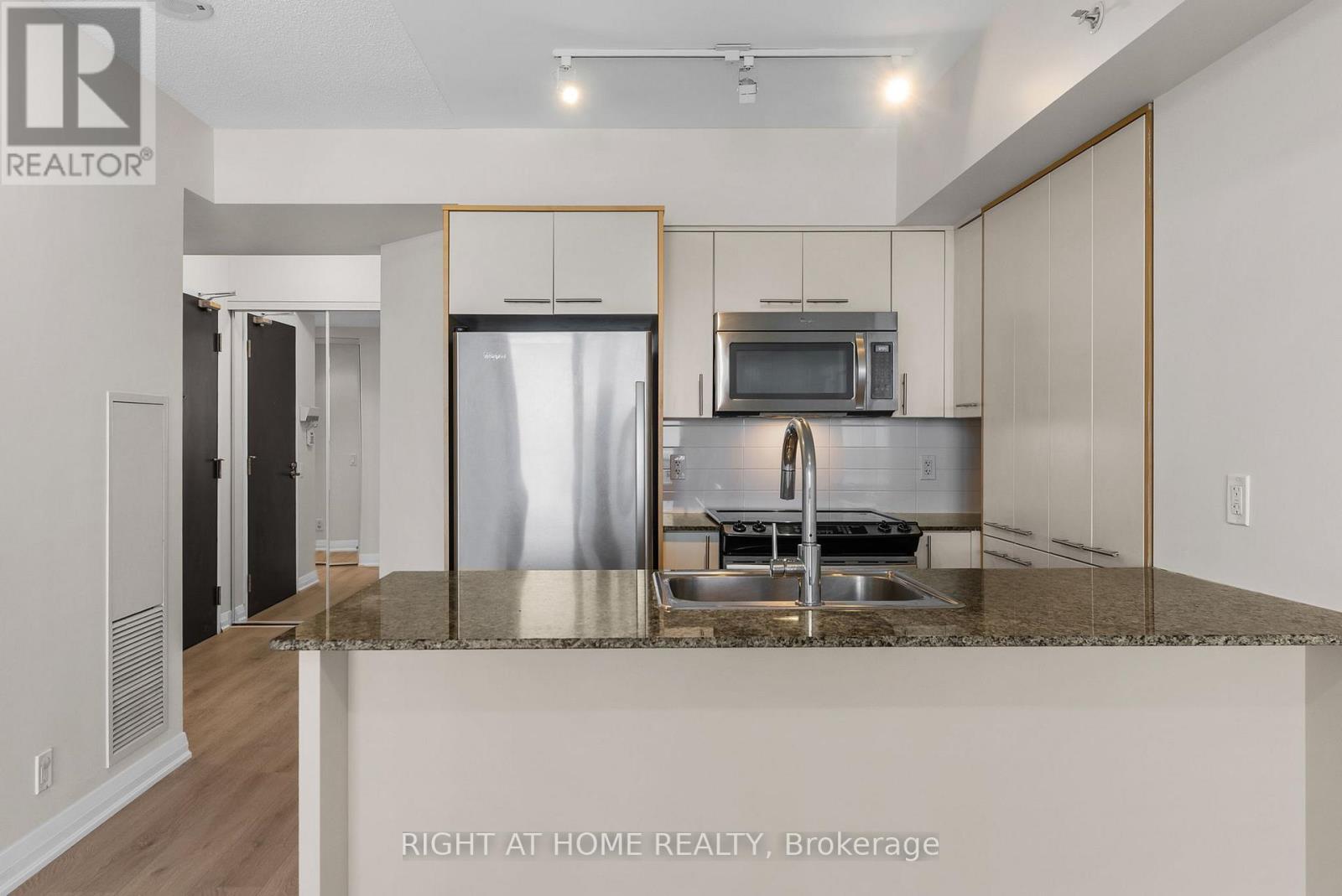 2801 - 5 Valhalla Inn Road, Toronto, Ontario  M9B 0B1 - Photo 6 - W12978462