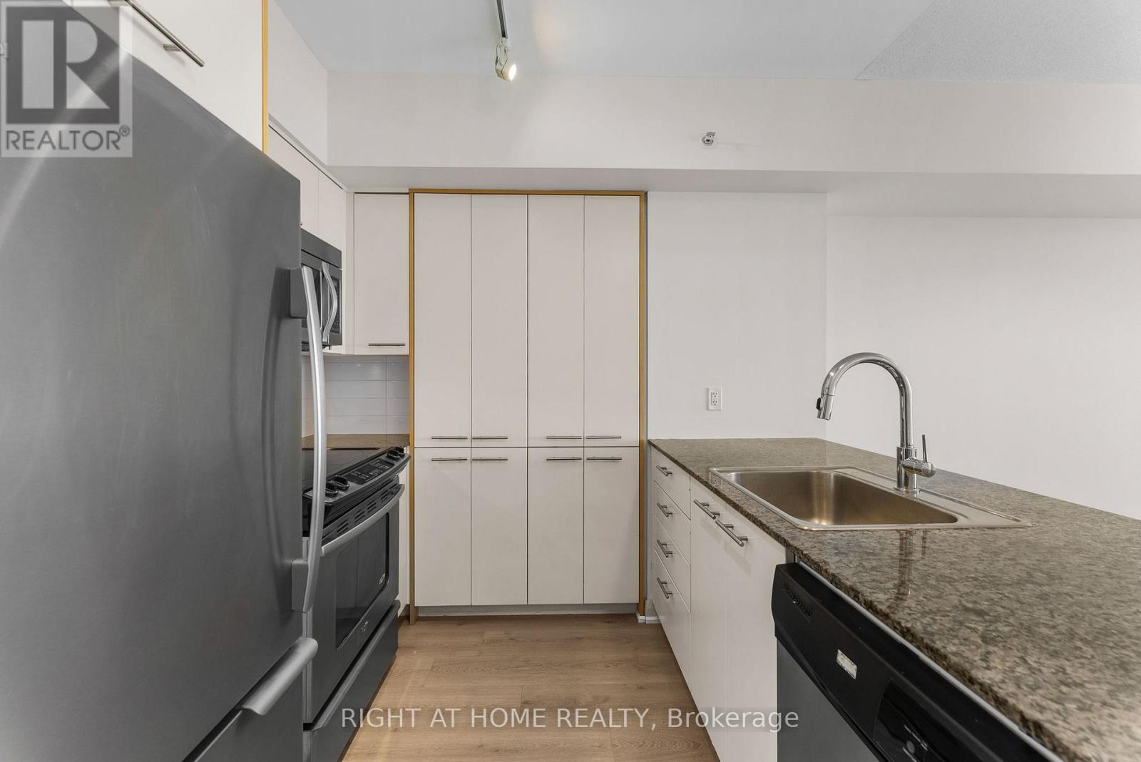 2801 - 5 Valhalla Inn Road, Toronto, Ontario  M9B 0B1 - Photo 7 - W12978462