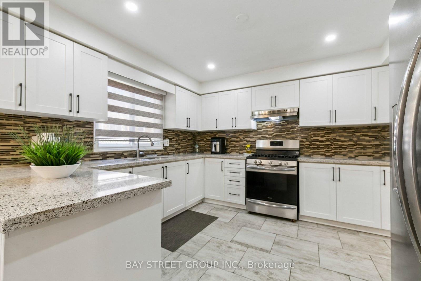 3307 Charlebrook Court, Mississauga, Ontario  L5L 5B5 - Photo 11 - W12978490