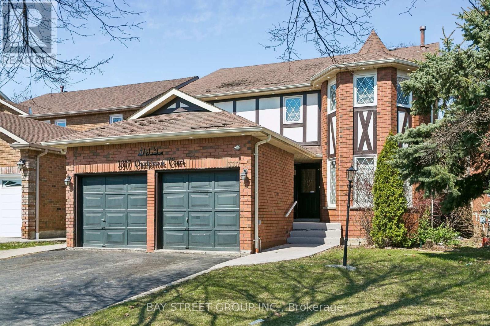 3307 Charlebrook Court, Mississauga, Ontario  L5L 5B5 - Photo 2 - W12978490