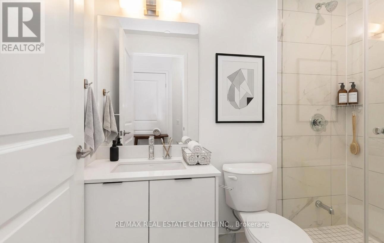 301 - 202 Burnhamthorpe Road E, Mississauga, Ontario  L5A 0B2 - Photo 10 - W12978556