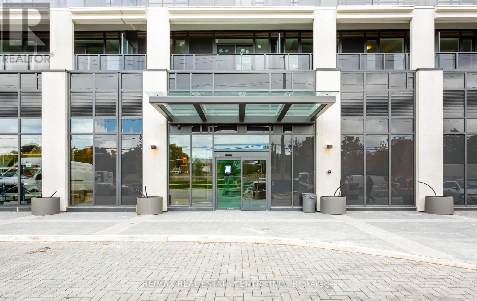 301 - 202 Burnhamthorpe Road E, Mississauga, Ontario  L5A 0B2 - Photo 2 - W12978556