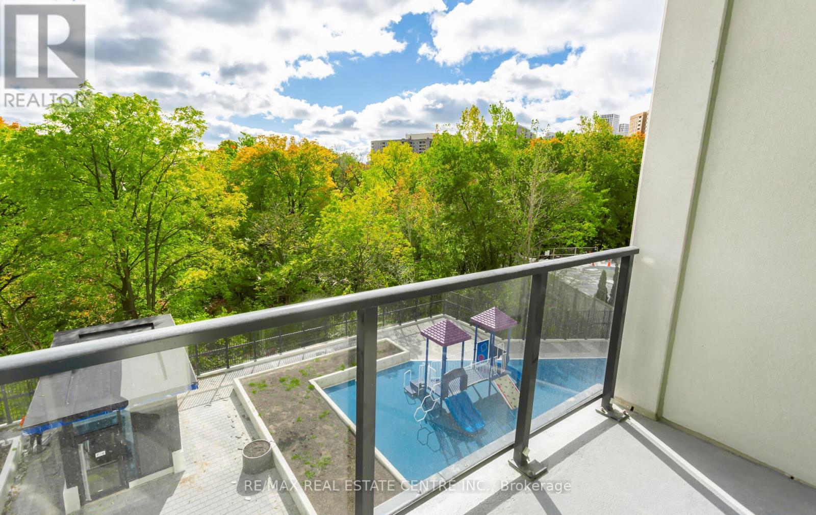 301 - 202 Burnhamthorpe Road E, Mississauga, Ontario  L5A 0B2 - Photo 5 - W12978556