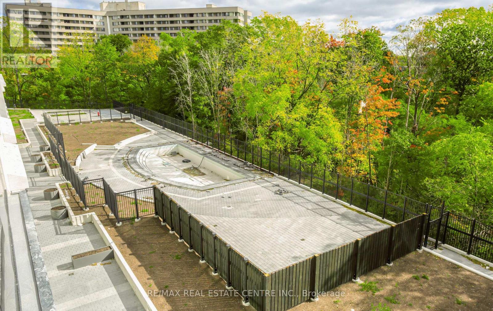 301 - 202 Burnhamthorpe Road E, Mississauga, Ontario  L5A 0B2 - Photo 6 - W12978556