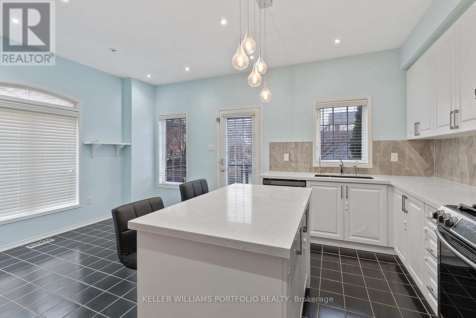 118 Gatwick Drive, Oakville, Ontario  L6H 6V3 - Photo 12 - W12978650