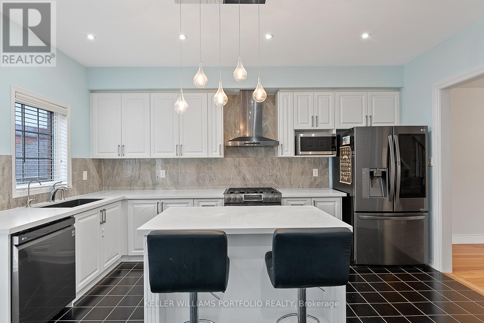 118 Gatwick Drive, Oakville, Ontario  L6H 6V3 - Photo 14 - W12978650