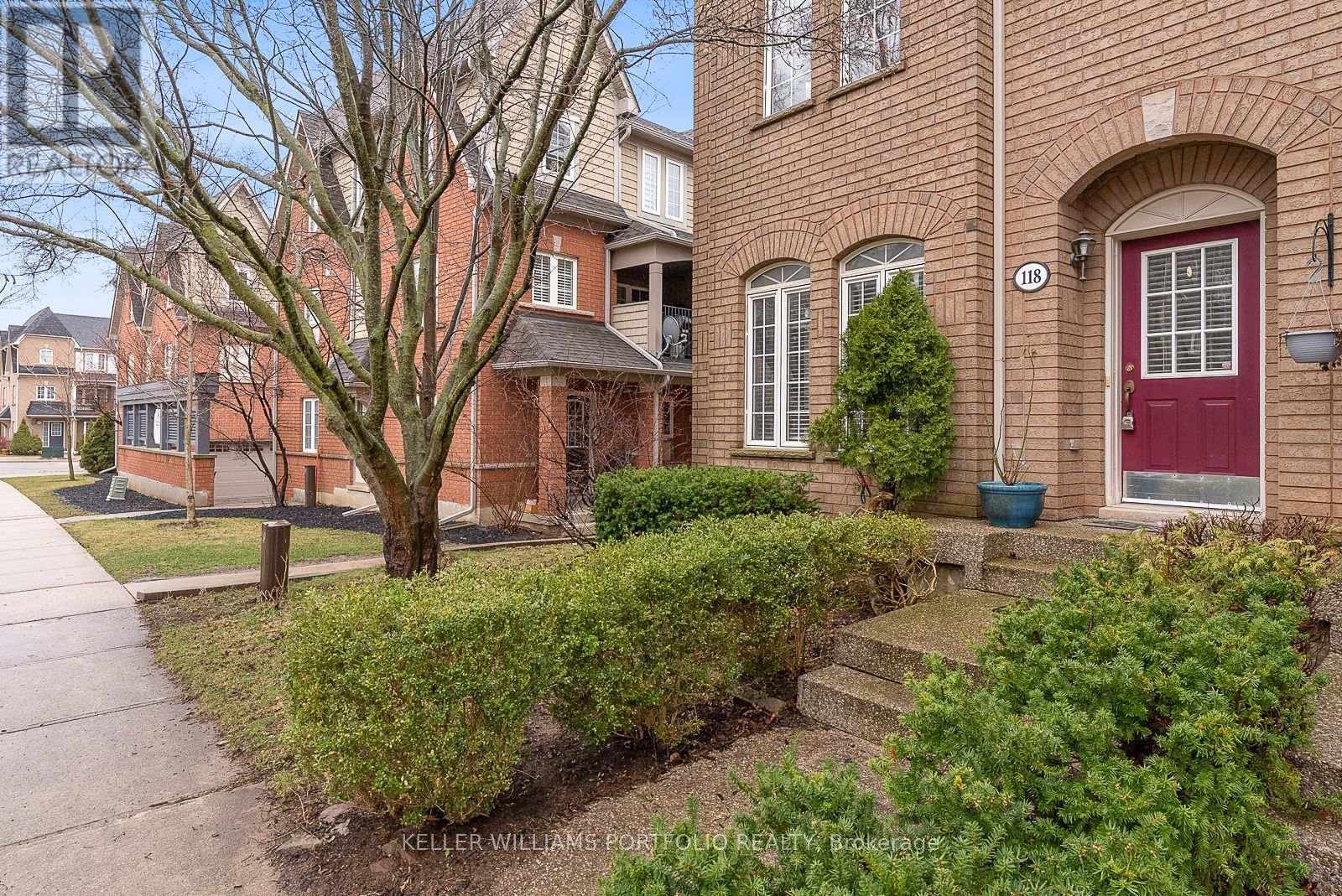 118 Gatwick Drive, Oakville, Ontario  L6H 6V3 - Photo 2 - W12978650