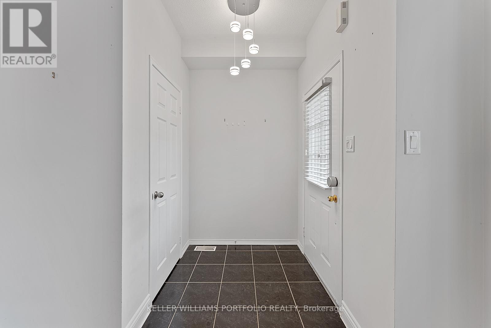 118 Gatwick Drive, Oakville, Ontario  L6H 6V3 - Photo 3 - W12978650