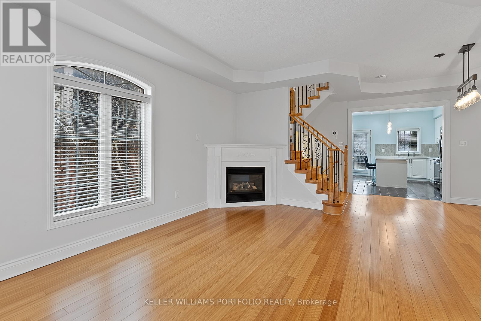 118 Gatwick Drive, Oakville, Ontario  L6H 6V3 - Photo 4 - W12978650