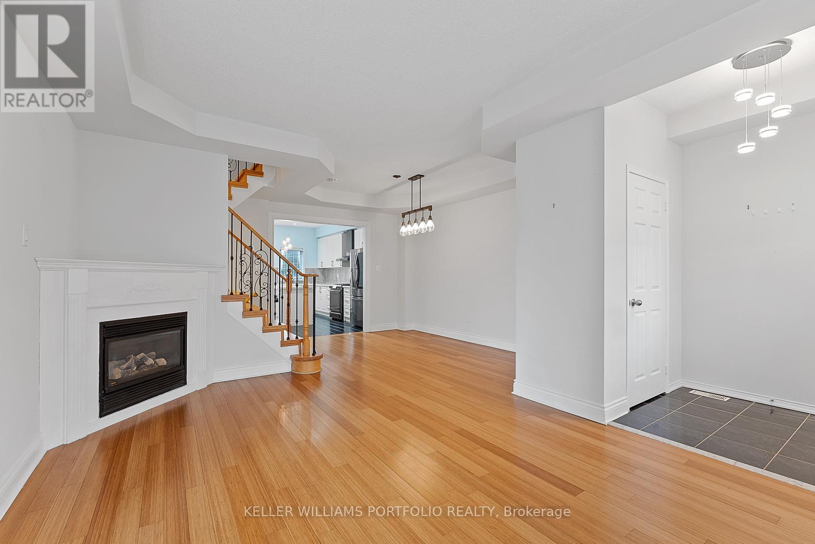 118 Gatwick Drive, Oakville, Ontario  L6H 6V3 - Photo 5 - W12978650